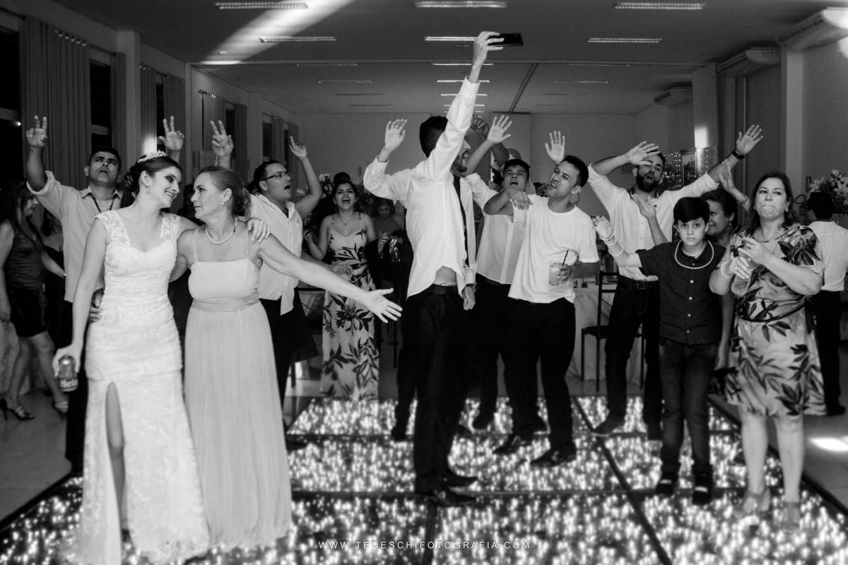 Casamento, Guararema, Fv Decoração e Assessoria, Dj Renam Mathias, Buffet Brion, Sitio Pintado, decoração de casamento, vestido de noiva, flores, maquiagem noiva, regis click mais, cabine de foto, mogi das cruzes, carro de noiva, aliança, noivo, terno