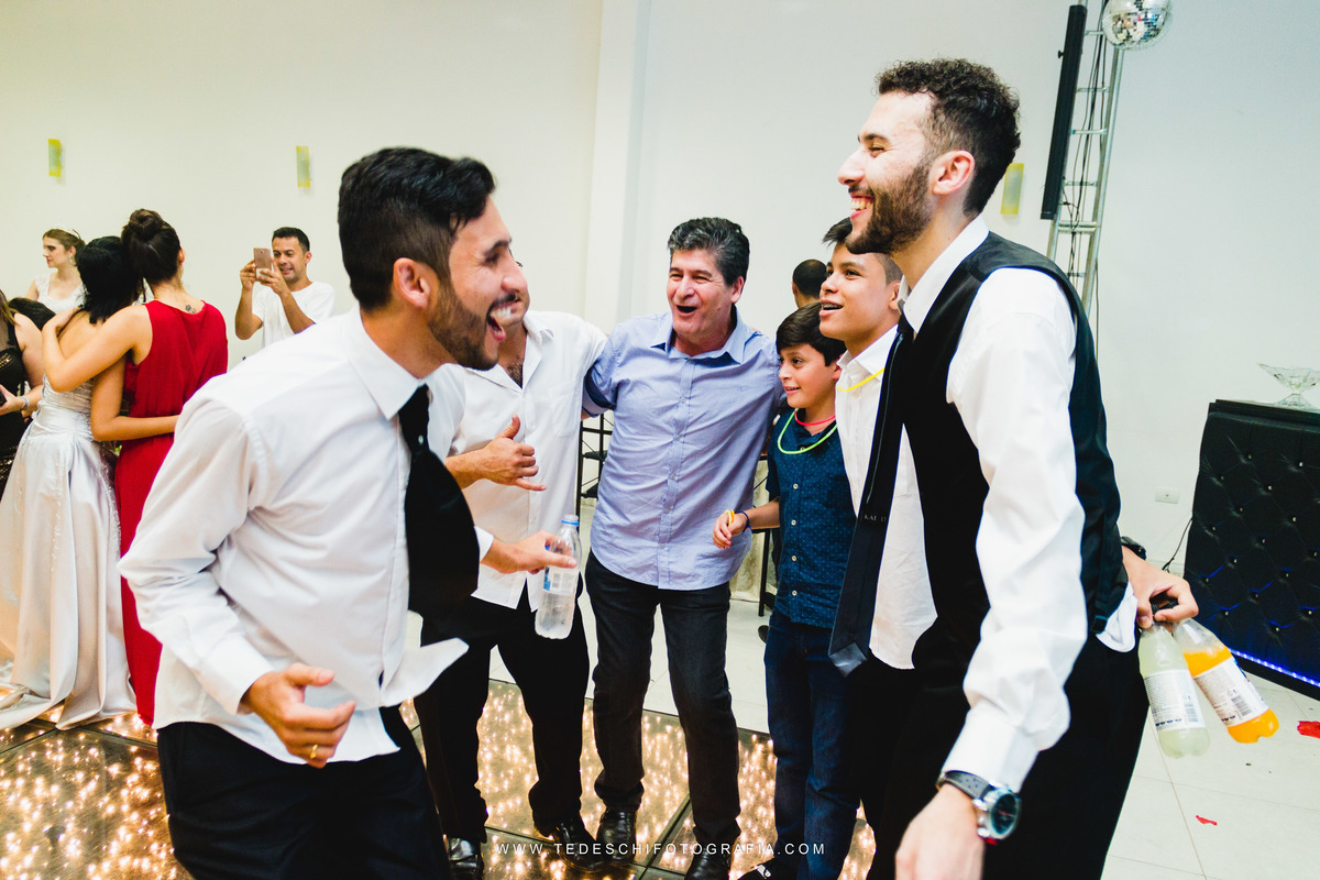 Casamento, Guararema, Fv Decoração e Assessoria, Dj Renam Mathias, Buffet Brion, Sitio Pintado, decoração de casamento, vestido de noiva, flores, maquiagem noiva, regis click mais, cabine de foto, mogi das cruzes, carro de noiva, aliança, noivo, terno