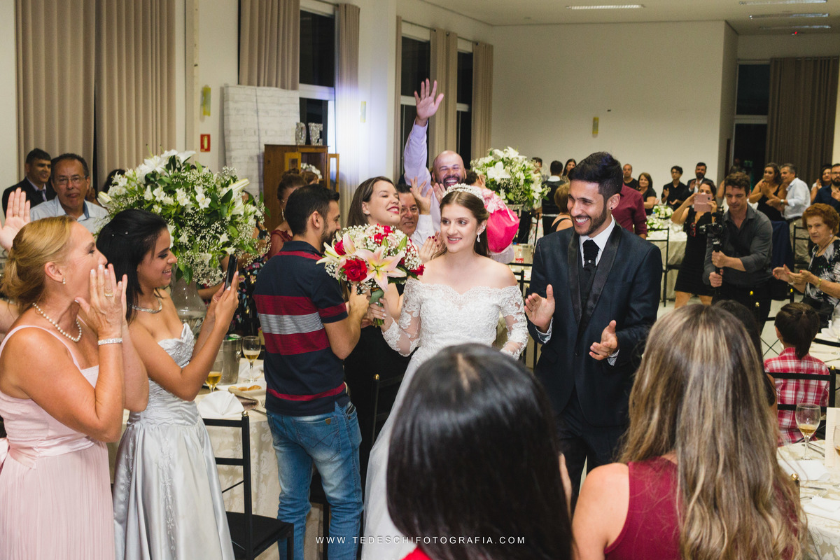 Casamento, Guararema, Fv Decoração e Assessoria, Dj Renam Mathias, Buffet Brion, Sitio Pintado, decoração de casamento, vestido de noiva, flores, maquiagem noiva, regis click mais, cabine de foto, mogi das cruzes, carro de noiva, aliança, noivo, terno