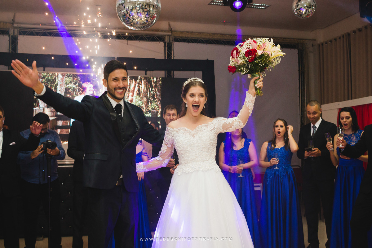 Casamento, Guararema, Fv Decoração e Assessoria, Dj Renam Mathias, Buffet Brion, Sitio Pintado, decoração de casamento, vestido de noiva, flores, maquiagem noiva, regis click mais, cabine de foto, mogi das cruzes, carro de noiva, aliança, noivo, terno