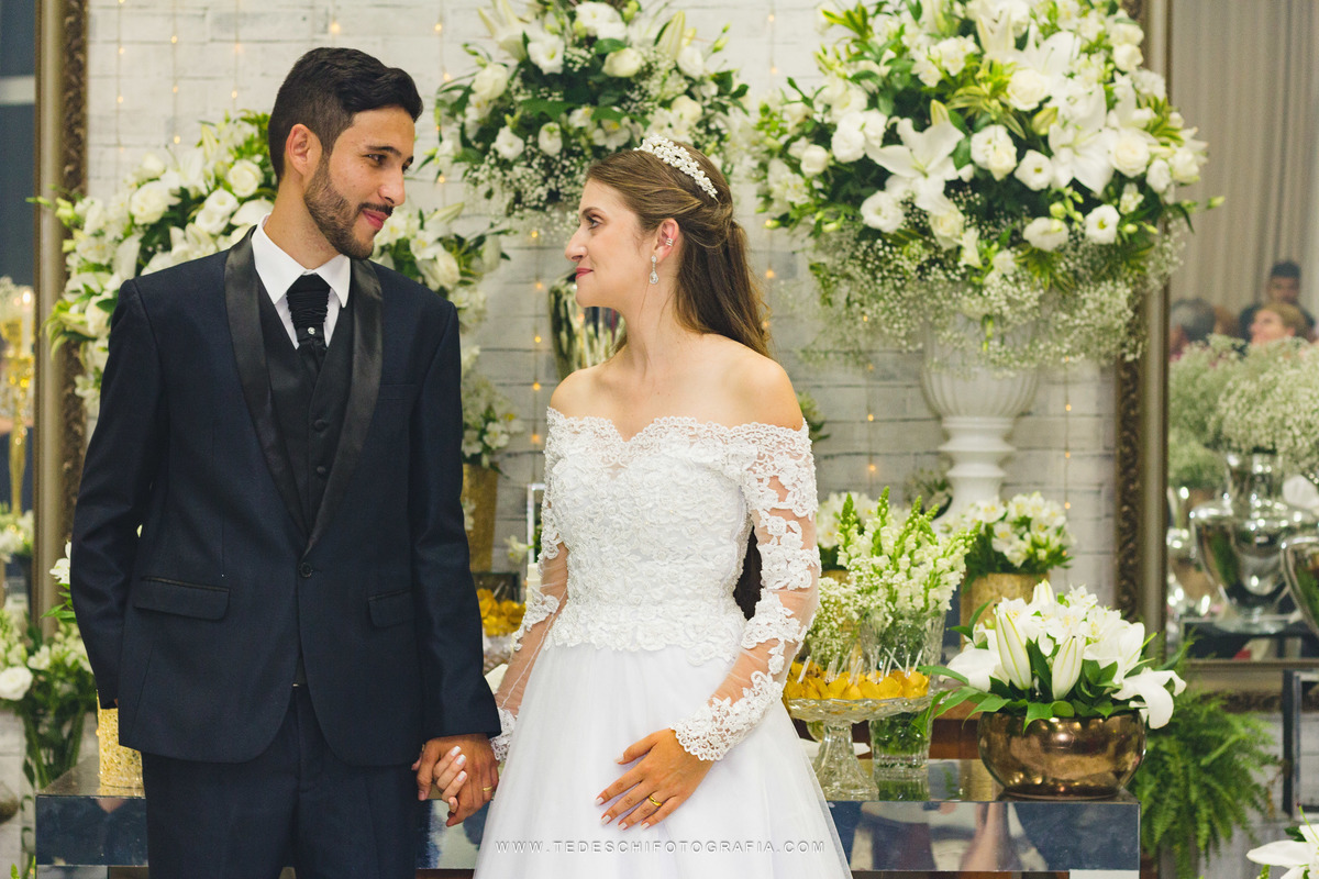 Casamento, Guararema, Fv Decoração e Assessoria, Dj Renam Mathias, Buffet Brion, Sitio Pintado, decoração de casamento, vestido de noiva, flores, maquiagem noiva, regis click mais, cabine de foto, mogi das cruzes, carro de noiva, aliança, noivo, terno