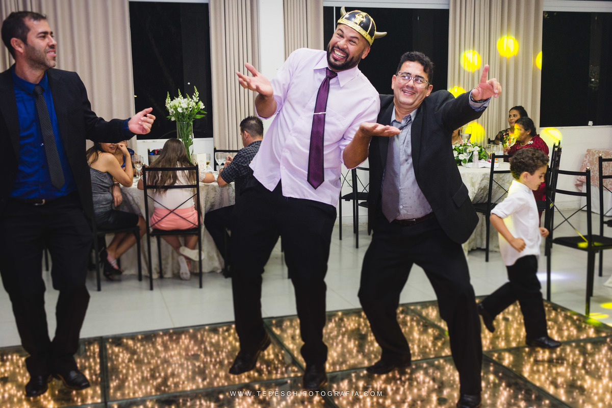 Casamento, Guararema, Fv Decoração e Assessoria, Dj Renam Mathias, Buffet Brion, Sitio Pintado, decoração de casamento, vestido de noiva, flores, maquiagem noiva, regis click mais, cabine de foto, mogi das cruzes, carro de noiva, aliança, noivo, terno