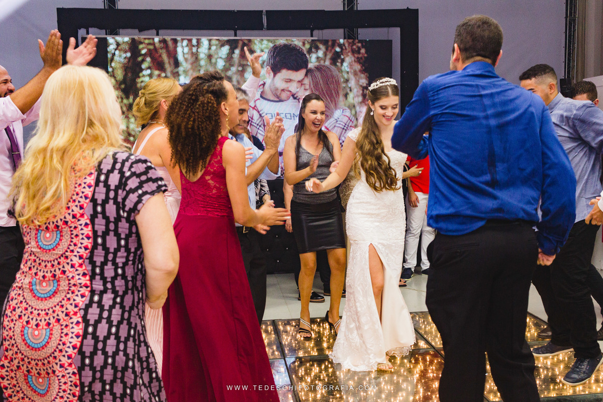 Casamento, Guararema, Fv Decoração e Assessoria, Dj Renam Mathias, Buffet Brion, Sitio Pintado, decoração de casamento, vestido de noiva, flores, maquiagem noiva, regis click mais, cabine de foto, mogi das cruzes, carro de noiva, aliança, noivo, terno