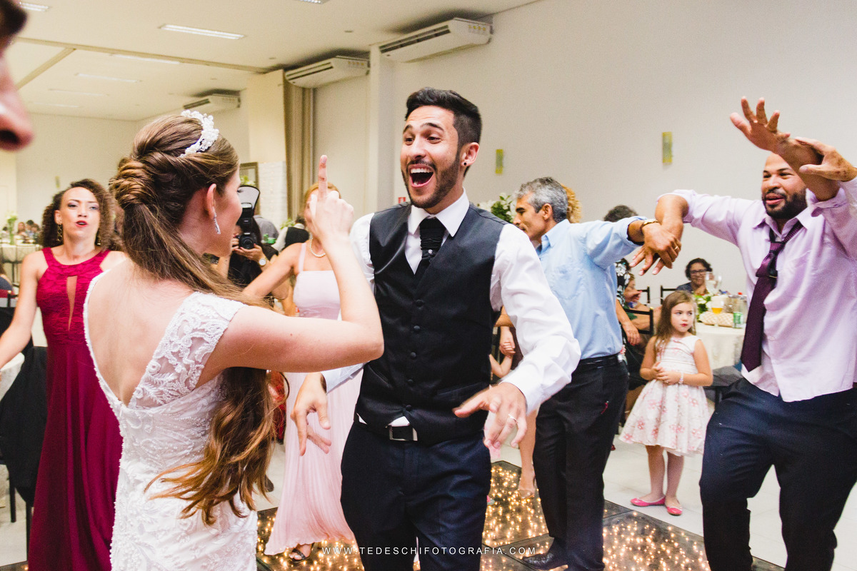 Casamento, Guararema, Fv Decoração e Assessoria, Dj Renam Mathias, Buffet Brion, Sitio Pintado, decoração de casamento, vestido de noiva, flores, maquiagem noiva, regis click mais, cabine de foto, mogi das cruzes, carro de noiva, aliança, noivo, terno