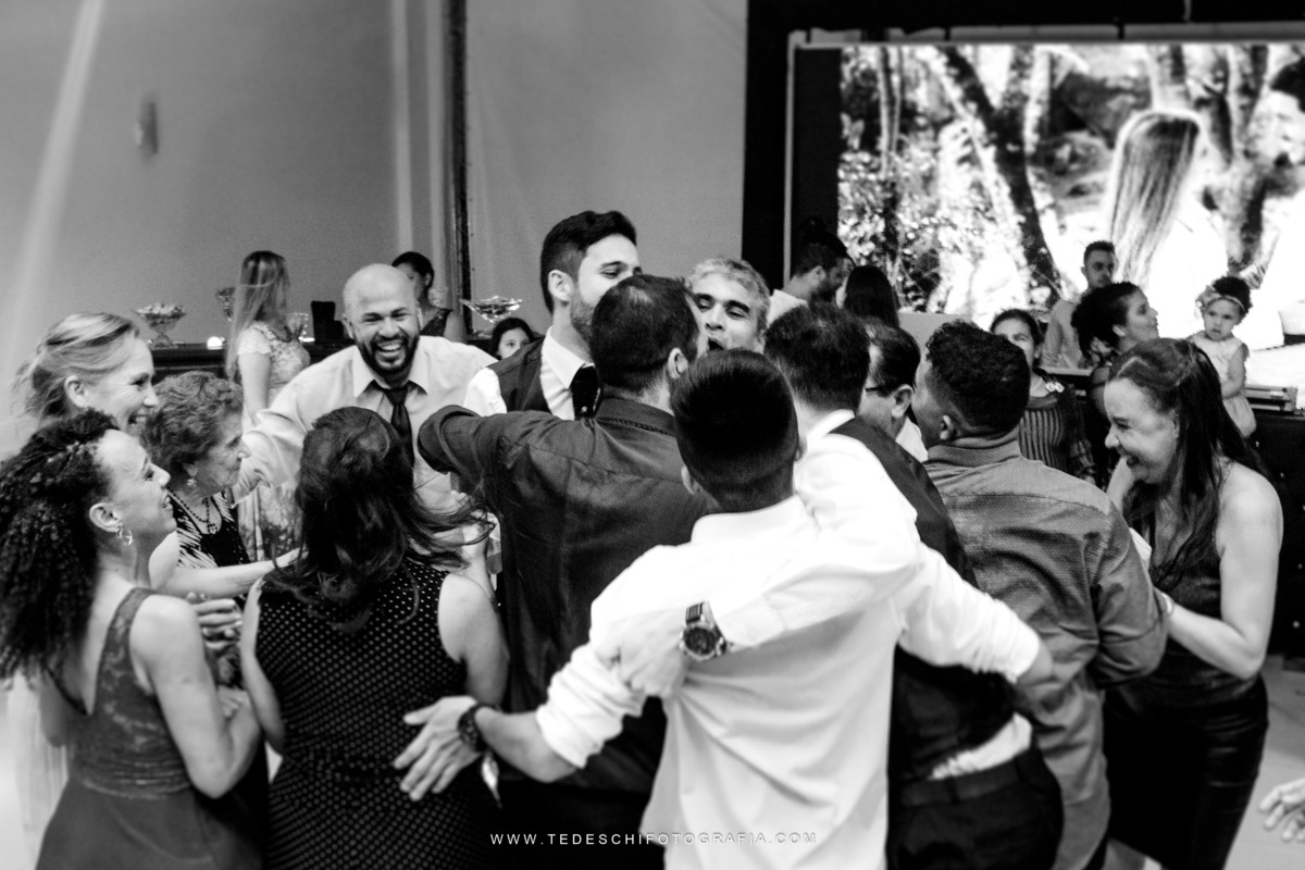 Casamento, Guararema, Fv Decoração e Assessoria, Dj Renam Mathias, Buffet Brion, Sitio Pintado, decoração de casamento, vestido de noiva, flores, maquiagem noiva, regis click mais, cabine de foto, mogi das cruzes, carro de noiva, aliança, noivo, terno