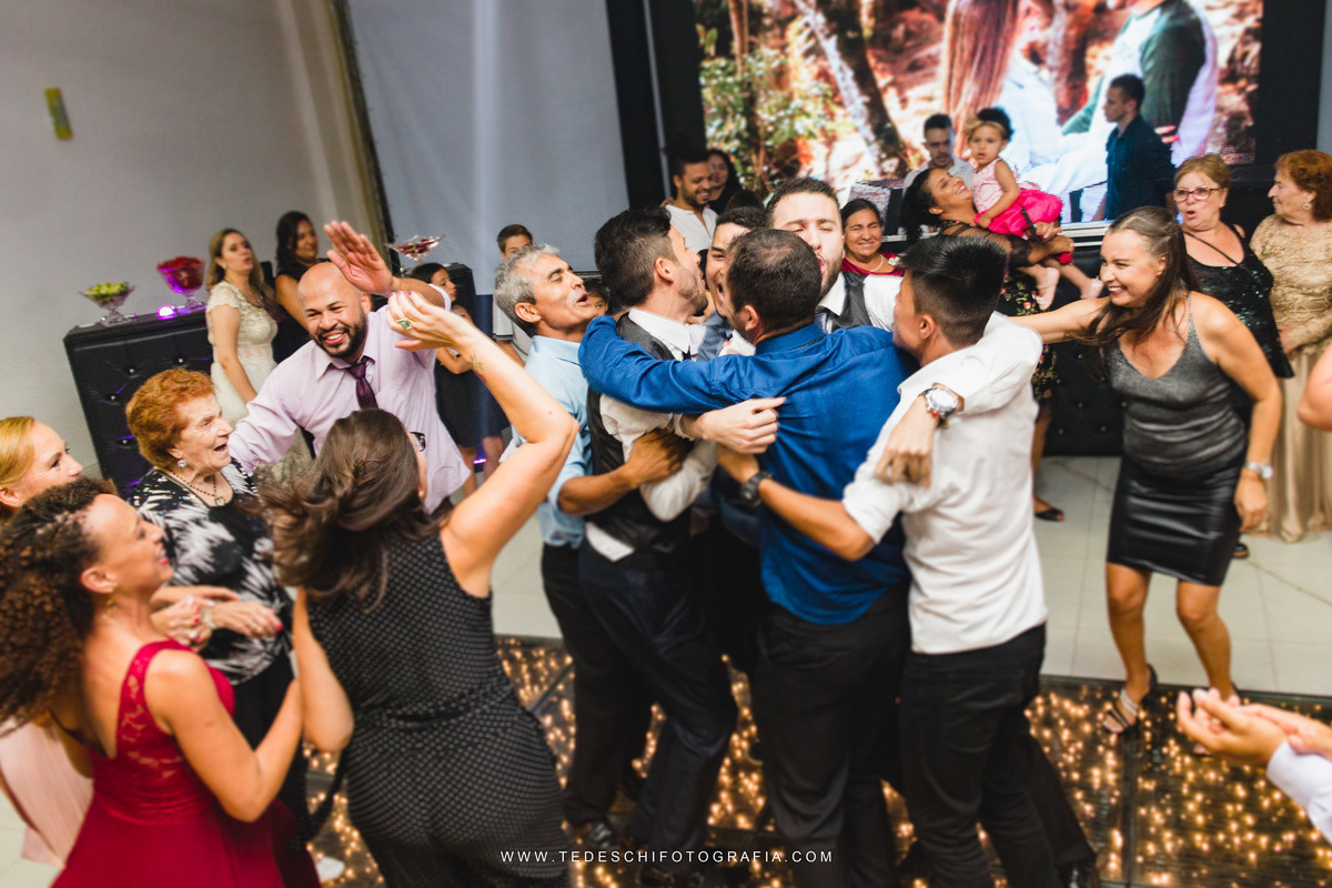 Casamento, Guararema, Fv Decoração e Assessoria, Dj Renam Mathias, Buffet Brion, Sitio Pintado, decoração de casamento, vestido de noiva, flores, maquiagem noiva, regis click mais, cabine de foto, mogi das cruzes, carro de noiva, aliança, noivo, terno