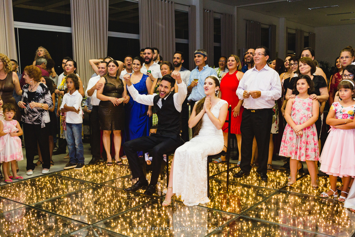 Casamento, Guararema, Fv Decoração e Assessoria, Dj Renam Mathias, Buffet Brion, Sitio Pintado, decoração de casamento, vestido de noiva, flores, maquiagem noiva, regis click mais, cabine de foto, mogi das cruzes, carro de noiva, aliança, noivo, terno