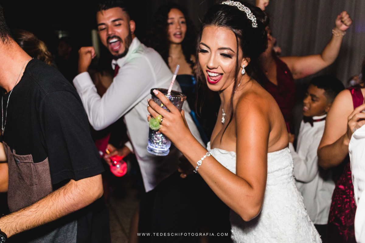 Casamento, Guararema, Fv Decoração e Assessoria, Dj Renam Mathias, Buffet Brion, Mogi das Cruzes, decoração de casamento, vestido de noiva, flores, maquiagem noiva, cabine de foto, carro da noiva, noivado mogi das cruzes, mansão das noivas, Gisele Grenza