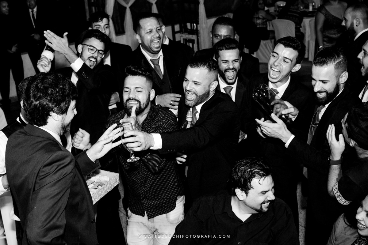 Casamento, Guararema, Fv Decoração e Assessoria, Dj Renam Mathias, Buffet Brion, Mogi das Cruzes, decoração de casamento, vestido de noiva, flores, maquiagem noiva, cabine de foto, carro da noiva, noivado mogi das cruzes, mansão das noivas, Gisele Grenza