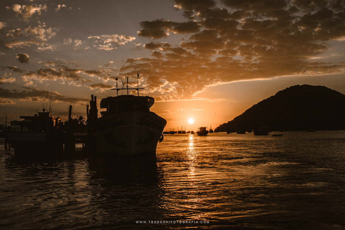 Ensaio na praia, guarujá, Tedeschi fotografia, fotografia em mogi das cruzes, nascer do sol, conexão entre casais, amor no primeiro olhar, casamento na praia, ensaio na praia, sol do guaruja, horario para fotos na praia, praia de manha