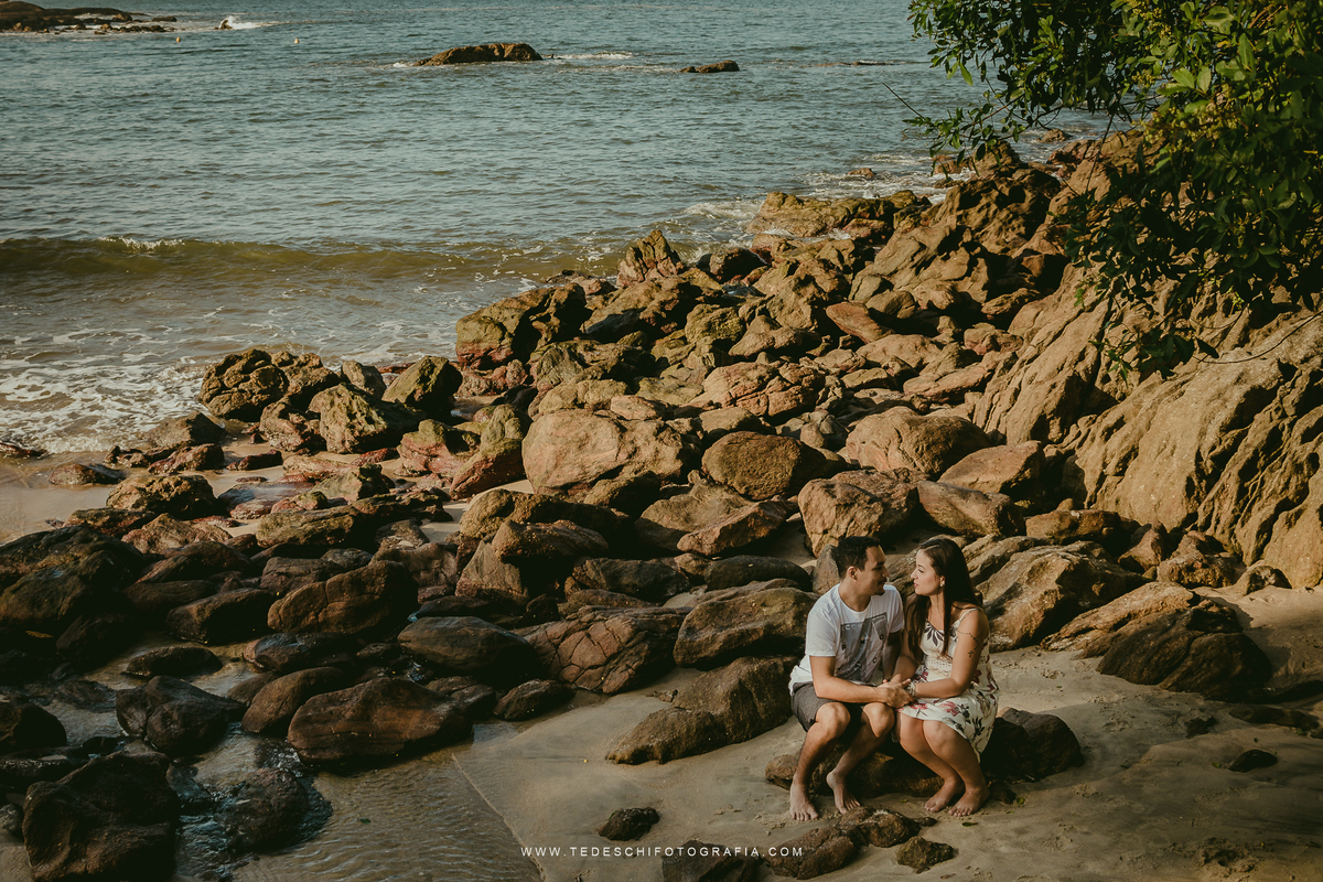 Ensaio na praia, guarujá, Tedeschi fotografia, fotografia em mogi das cruzes, nascer do sol, conexão entre casais, amor no primeiro olhar, casamento na praia, ensaio na praia, sol do guaruja, horario para fotos na praia, praia de manha
