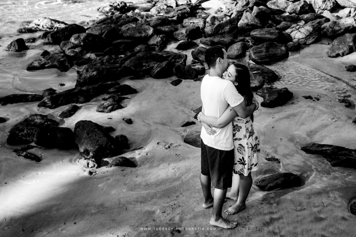 Ensaio na praia, guarujá, Tedeschi fotografia, fotografia em mogi das cruzes, nascer do sol, conexão entre casais, amor no primeiro olhar, casamento na praia, ensaio na praia, sol do guaruja, horario para fotos na praia, praia de manha