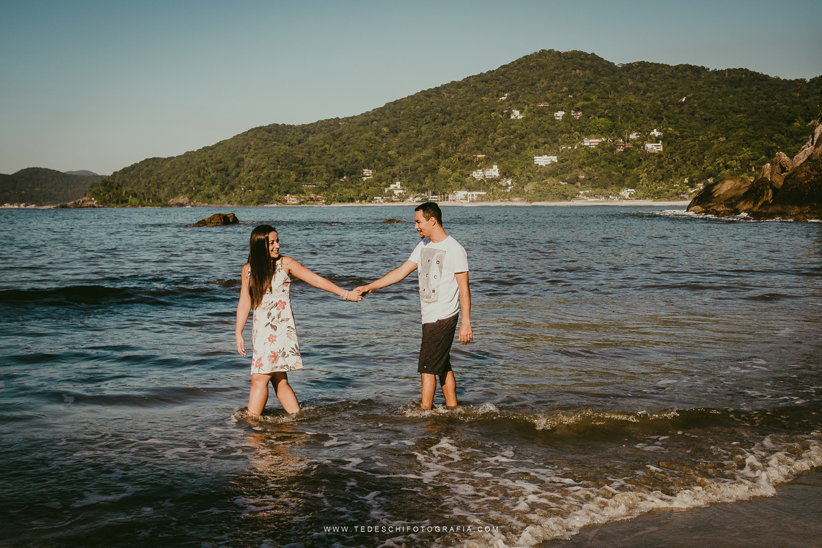 Ensaio na praia, guarujá, Tedeschi fotografia, fotografia em mogi das cruzes, nascer do sol, conexão entre casais, amor no primeiro olhar, casamento na praia, ensaio na praia, sol do guaruja, horario para fotos na praia, praia de manha