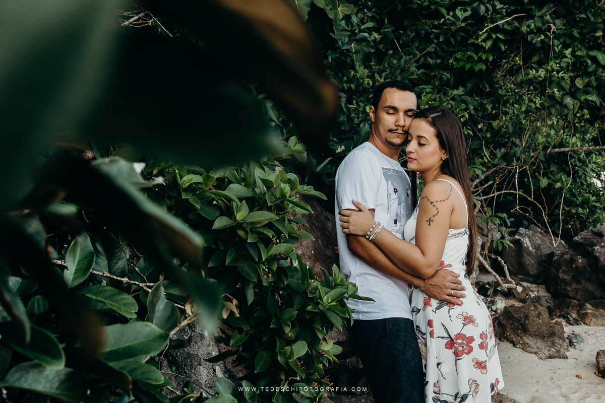 Ensaio na praia, guarujá, Tedeschi fotografia, fotografia em mogi das cruzes, nascer do sol, conexão entre casais, amor no primeiro olhar, casamento na praia, ensaio na praia, sol do guaruja, horario para fotos na praia, praia de manha