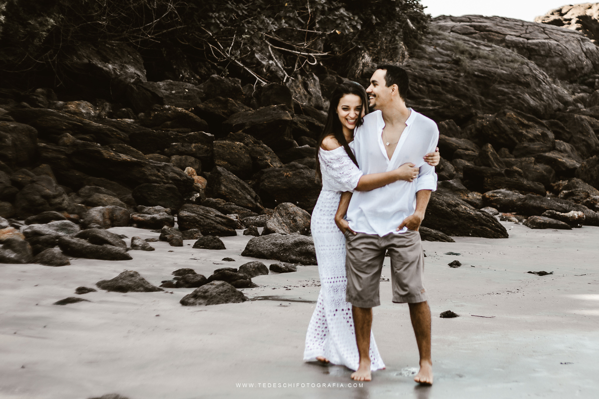 Ensaio na praia, guarujá, Tedeschi fotografia, fotografia em mogi das cruzes, nascer do sol, conexão entre casais, amor no primeiro olhar, casamento na praia, ensaio na praia, sol do guaruja, horario para fotos na praia, praia de manha