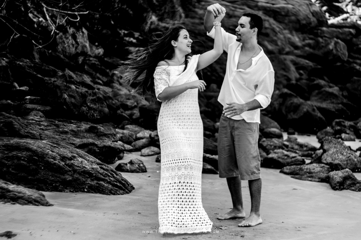 Ensaio na praia, guarujá, Tedeschi fotografia, fotografia em mogi das cruzes, nascer do sol, conexão entre casais, amor no primeiro olhar, casamento na praia, ensaio na praia, sol do guaruja, horario para fotos na praia, praia de manha