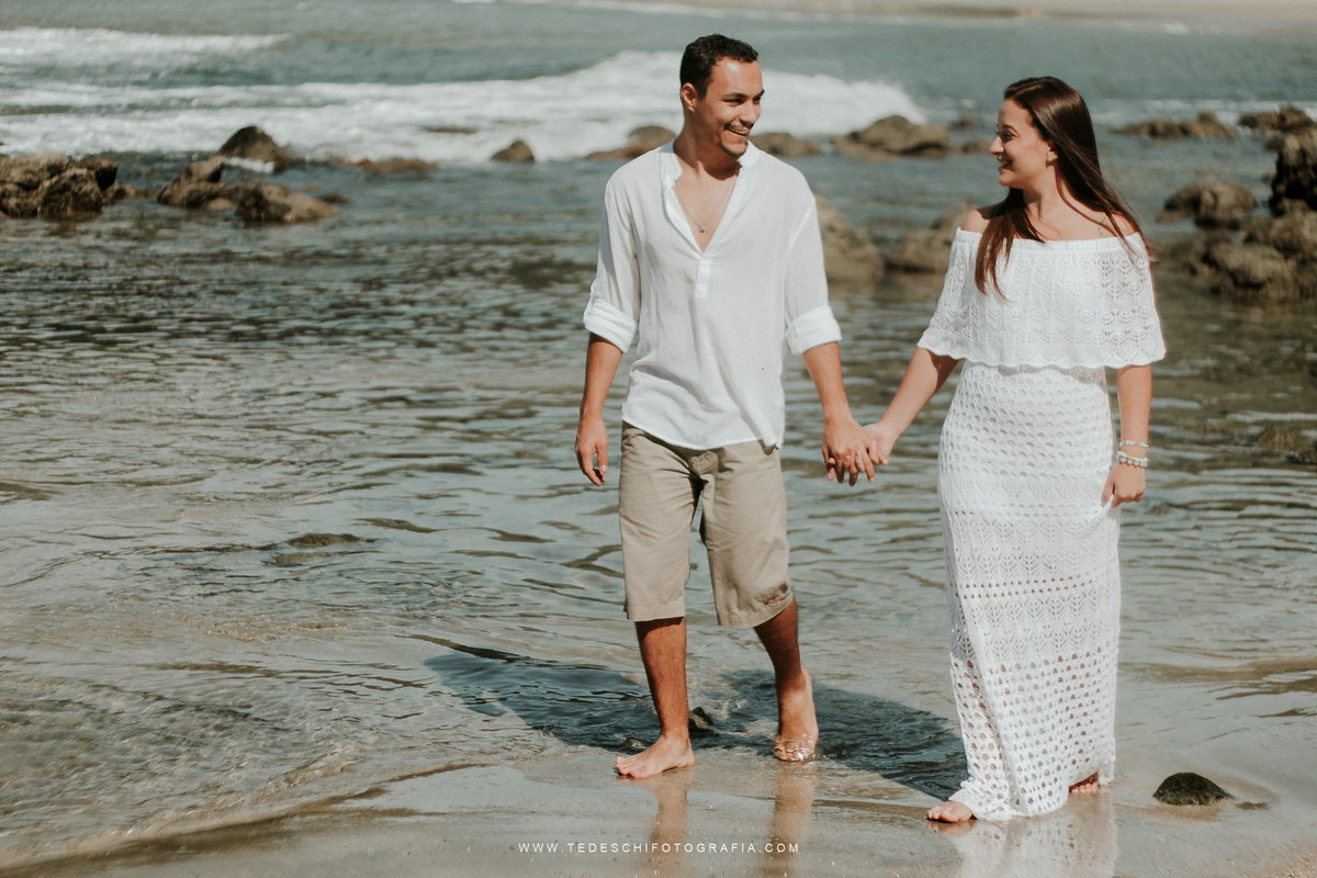 Ensaio na praia, guarujá, Tedeschi fotografia, fotografia em mogi das cruzes, nascer do sol, conexão entre casais, amor no primeiro olhar, casamento na praia, ensaio na praia, sol do guaruja, horario para fotos na praia, praia de manha