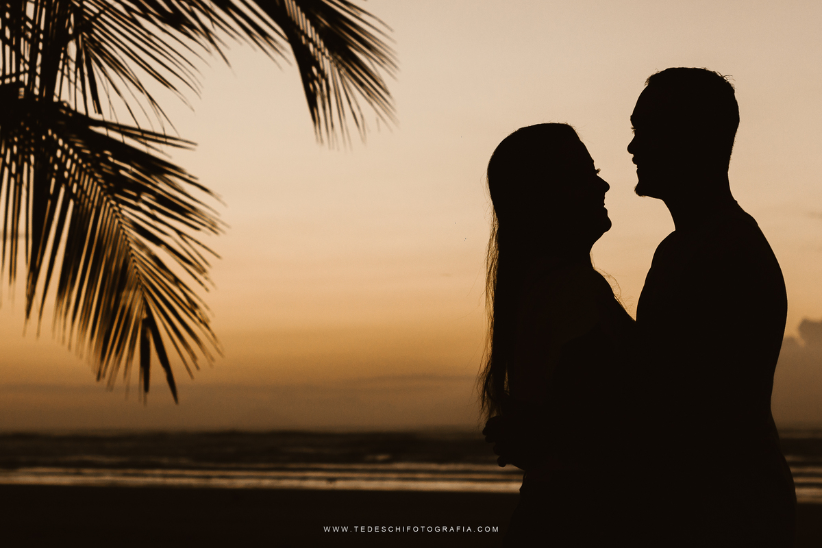 Ensaio na praia, guarujá, Tedeschi fotografia, fotografia em mogi das cruzes, nascer do sol, conexão entre casais, amor no primeiro olhar, casamento na praia, ensaio na praia, sol do guaruja, horario para fotos na praia, praia de manha