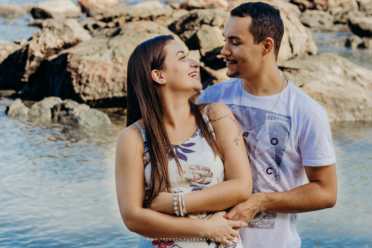 Ensaio na praia, guarujá, Tedeschi fotografia, fotografia em mogi das cruzes, nascer do sol, conexão entre casais, amor no primeiro olhar, casamento na praia, ensaio na praia, sol do guaruja, horario para fotos na praia, praia de manha