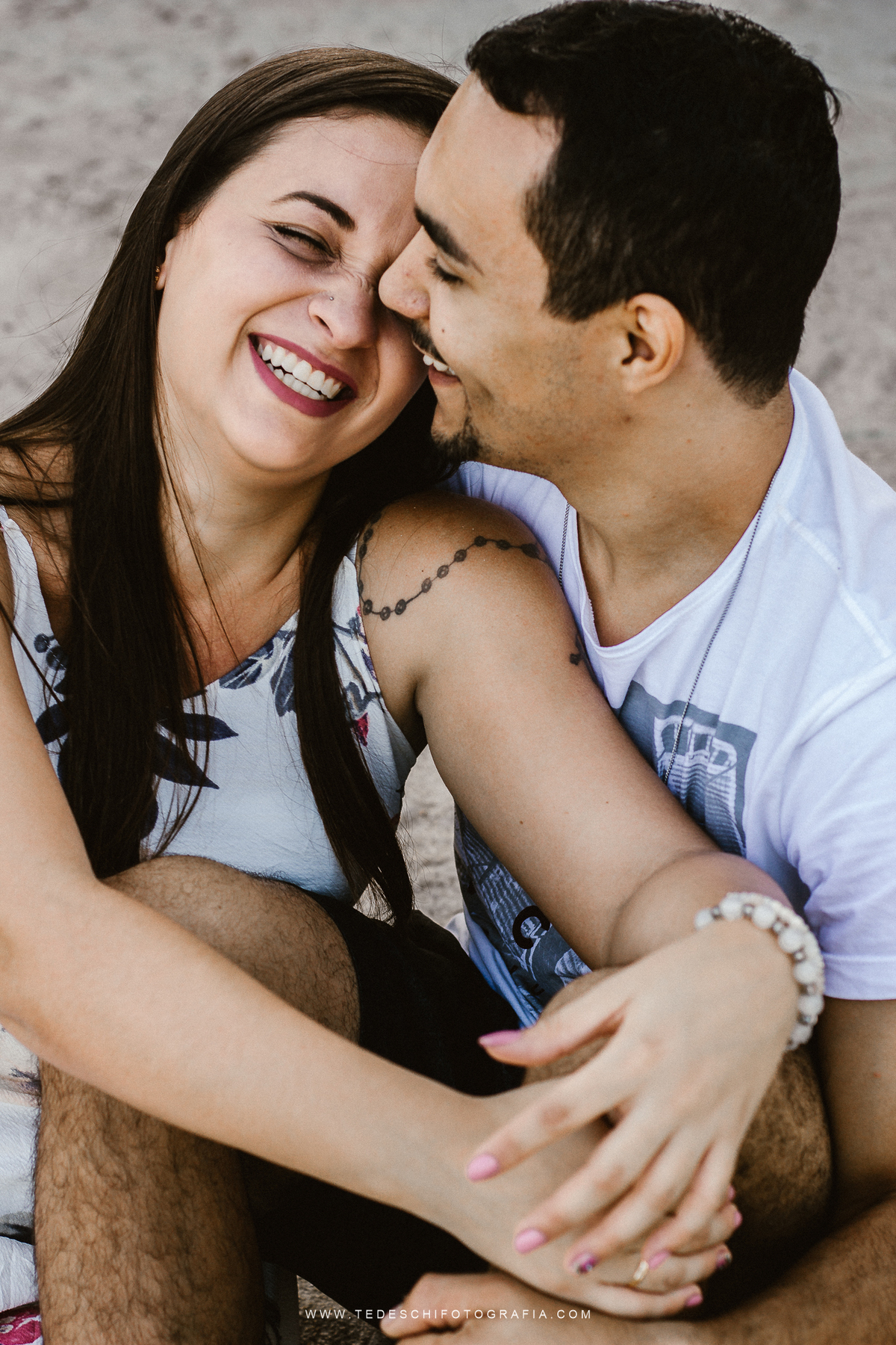 Ensaio na praia, guarujá, Tedeschi fotografia, fotografia em mogi das cruzes, nascer do sol, conexão entre casais, amor no primeiro olhar, casamento na praia, ensaio na praia, sol do guaruja, horario para fotos na praia, praia de manha