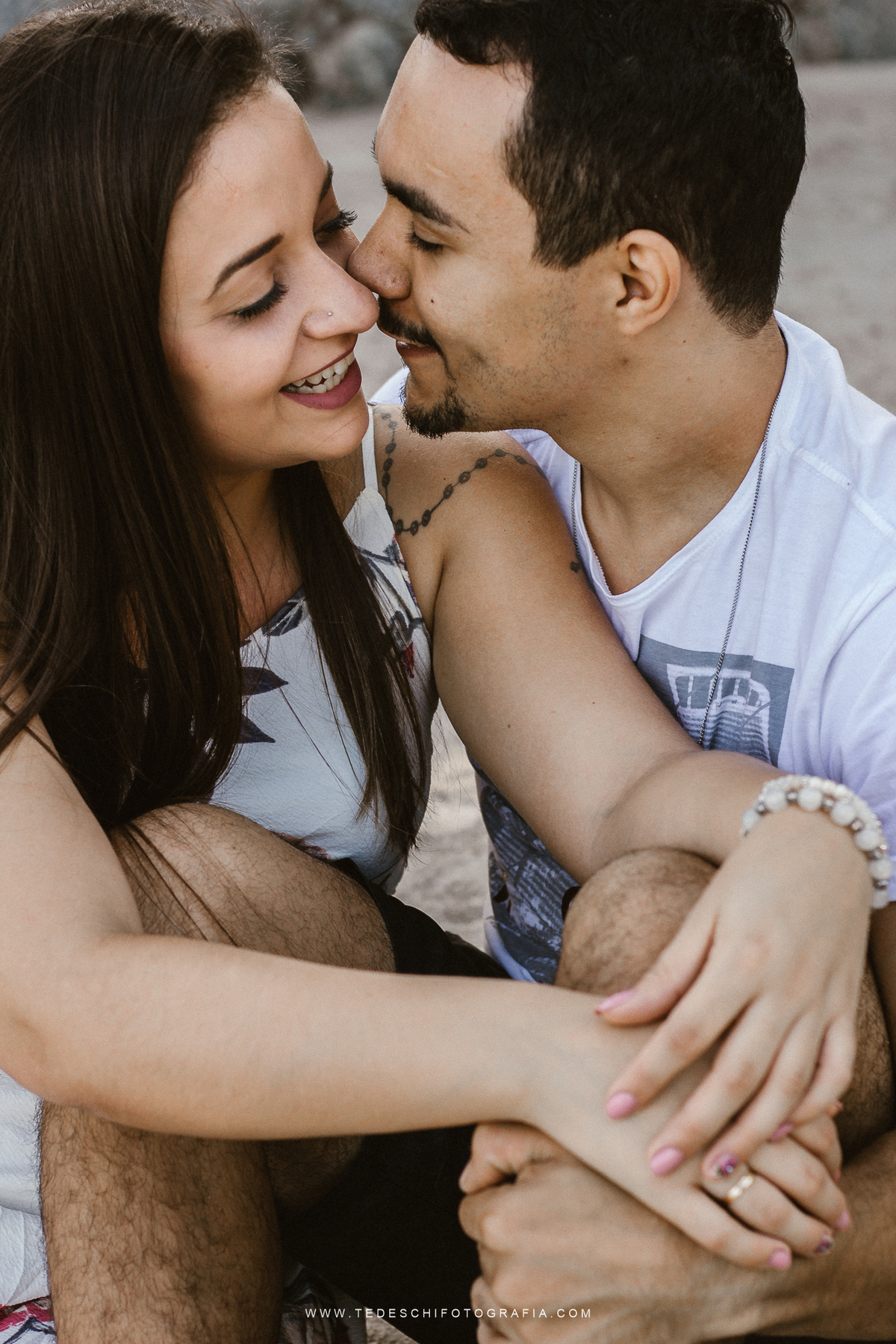 Ensaio na praia, guarujá, Tedeschi fotografia, fotografia em mogi das cruzes, nascer do sol, conexão entre casais, amor no primeiro olhar, casamento na praia, ensaio na praia, sol do guaruja, horario para fotos na praia, praia de manha