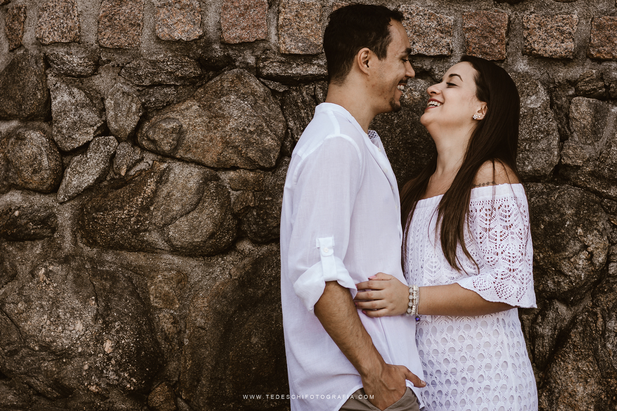 Ensaio na praia, guarujá, Tedeschi fotografia, fotografia em mogi das cruzes, nascer do sol, conexão entre casais, amor no primeiro olhar, casamento na praia, ensaio na praia, sol do guaruja, horario para fotos na praia, praia de manha
