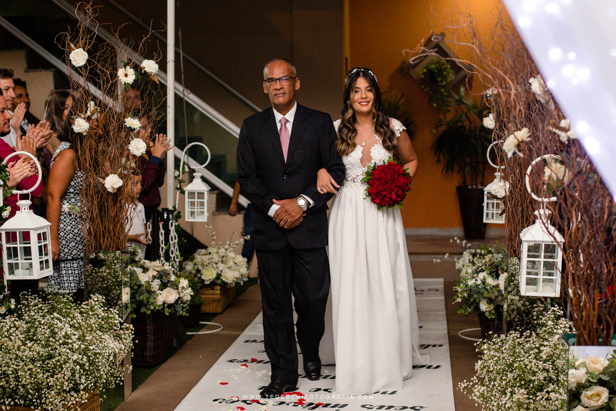 Vestido de noiva, decoração de casamento, making of de casamento, fotografia de casamento, casamento em mogi das cruzes, padrinhos e madrinhas, daminha, igrejas para casamento, emoção no casamento, penteado para noivas, look para casamento
