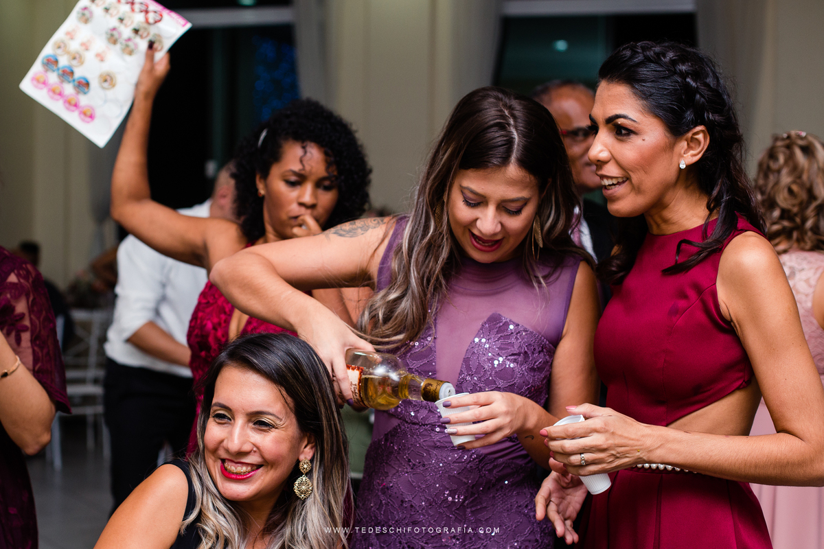 Vestido de noiva, decoração de casamento, making of de casamento, fotografia de casamento, casamento em mogi das cruzes, padrinhos e madrinhas, daminha, igrejas para casamento, emoção no casamento, penteado para noivas, look para casamento