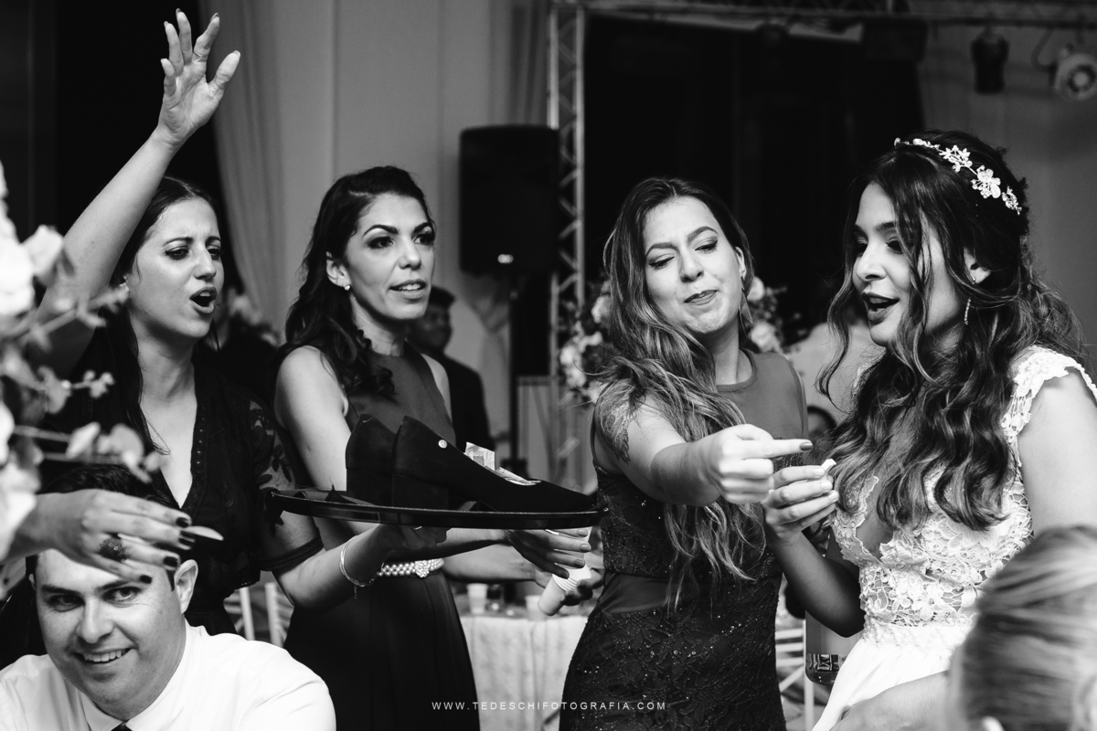 Vestido de noiva, decoração de casamento, making of de casamento, fotografia de casamento, casamento em mogi das cruzes, padrinhos e madrinhas, daminha, igrejas para casamento, emoção no casamento, penteado para noivas, look para casamento