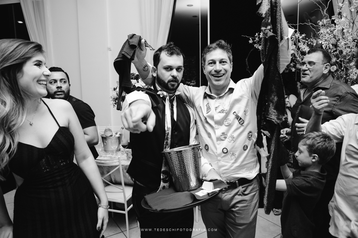 Vestido de noiva, decoração de casamento, making of de casamento, fotografia de casamento, casamento em mogi das cruzes, padrinhos e madrinhas, daminha, igrejas para casamento, emoção no casamento, penteado para noivas, look para casamento