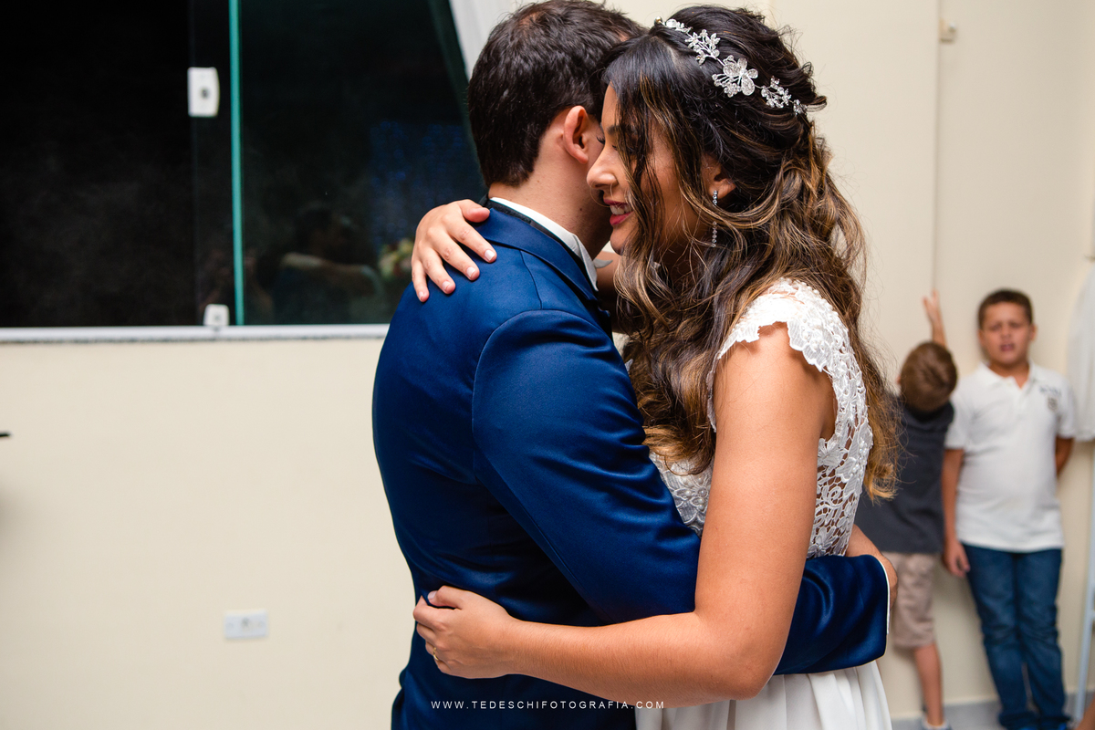 Vestido de noiva, decoração de casamento, making of de casamento, fotografia de casamento, casamento em mogi das cruzes, padrinhos e madrinhas, daminha, igrejas para casamento, emoção no casamento, penteado para noivas, look para casamento
