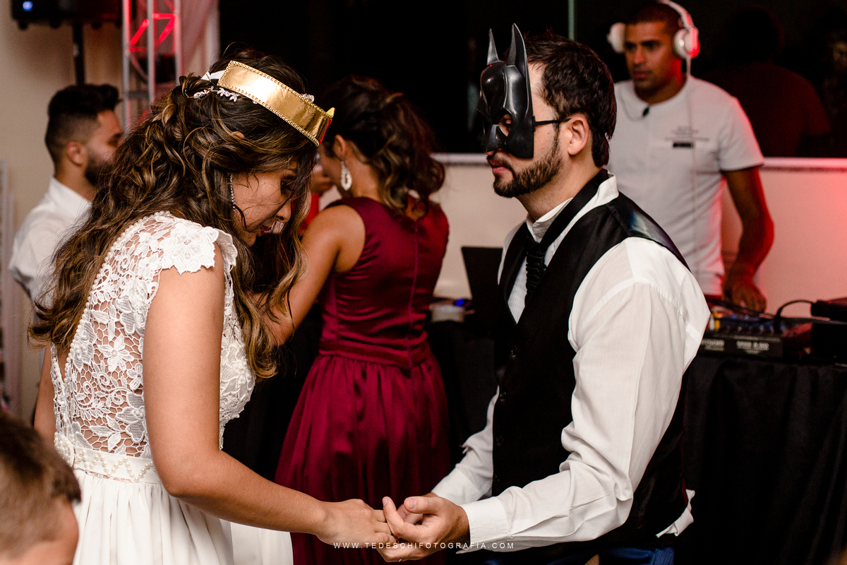 Vestido de noiva, decoração de casamento, making of de casamento, fotografia de casamento, casamento em mogi das cruzes, padrinhos e madrinhas, daminha, igrejas para casamento, emoção no casamento, penteado para noivas, look para casamento