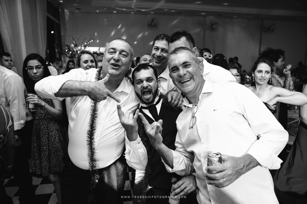 Vestido de noiva, decoração de casamento, making of de casamento, fotografia de casamento, casamento em mogi das cruzes, padrinhos e madrinhas, daminha, igrejas para casamento, emoção no casamento, penteado para noivas, look para casamento