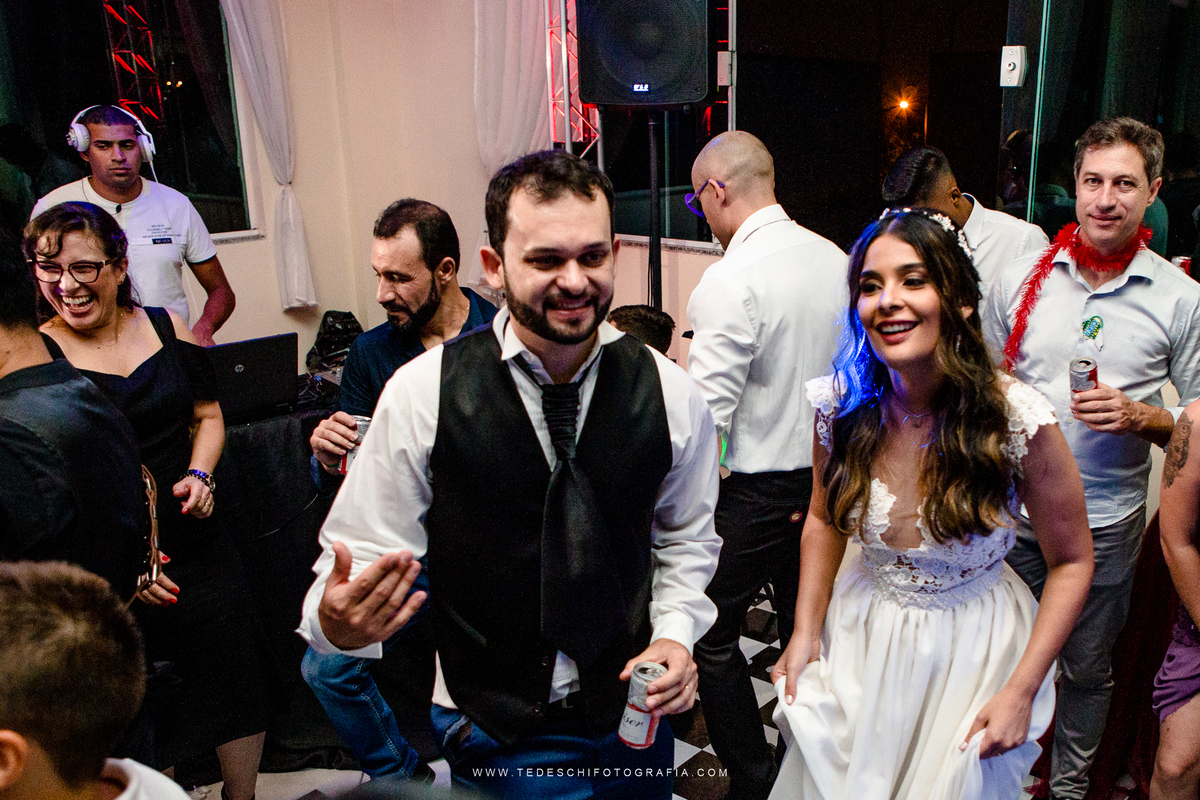 Vestido de noiva, decoração de casamento, making of de casamento, fotografia de casamento, casamento em mogi das cruzes, padrinhos e madrinhas, daminha, igrejas para casamento, emoção no casamento, penteado para noivas, look para casamento