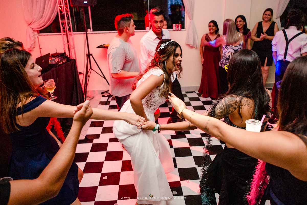 Vestido de noiva, decoração de casamento, making of de casamento, fotografia de casamento, casamento em mogi das cruzes, padrinhos e madrinhas, daminha, igrejas para casamento, emoção no casamento, penteado para noivas, look para casamento