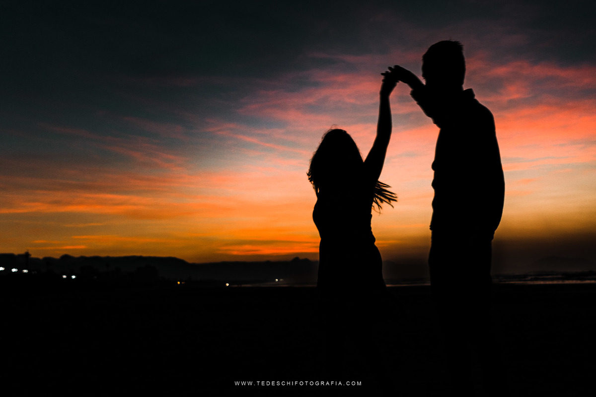 nascer do sol, praia, fotografia de casal, ensaio na praia, vestido de noiva, vestido de madrinha, maquiagem para casamento, mogi das cruzes, sitio his, dj renam mathias, dj rodrigo dantas, be boutique eventos, pinterest, como fazer fotos na praia
