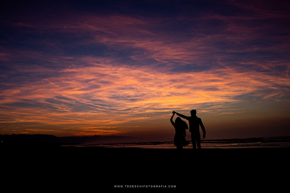 nascer do sol, praia, fotografia de casal, ensaio na praia, vestido de noiva, vestido de madrinha, maquiagem para casamento, mogi das cruzes, sitio his, dj renam mathias, dj rodrigo dantas, be boutique eventos, pinterest, como fazer fotos na praia