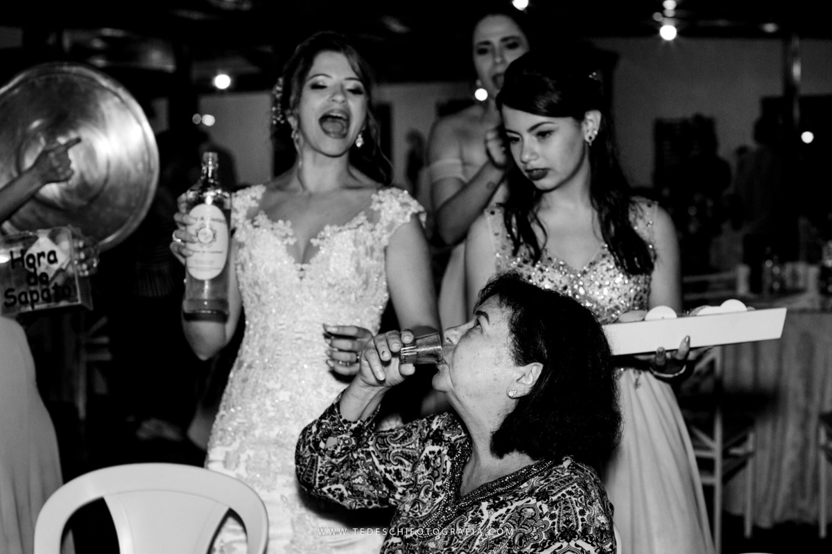 Casamento, fotografia de casamento, mogi das cruzes, sitio nha chica, maquiagem de noiva, noivas em ação, barbearia ipiranga, decoração de casamento, vestido de noiva, maquiagem de noiva, making of da noiva, making of do noivo