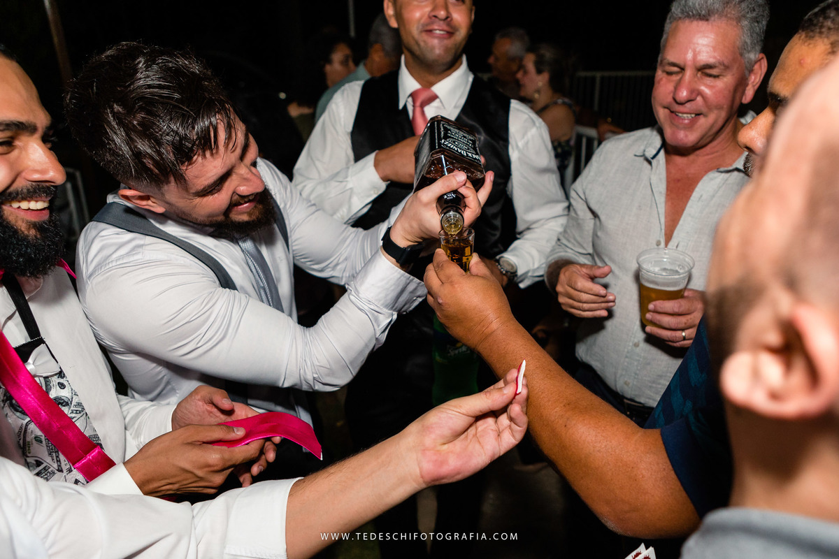 Casamento, fotografia de casamento, mogi das cruzes, sitio nha chica, maquiagem de noiva, noivas em ação, barbearia ipiranga, decoração de casamento, vestido de noiva, maquiagem de noiva, making of da noiva, making of do noivo