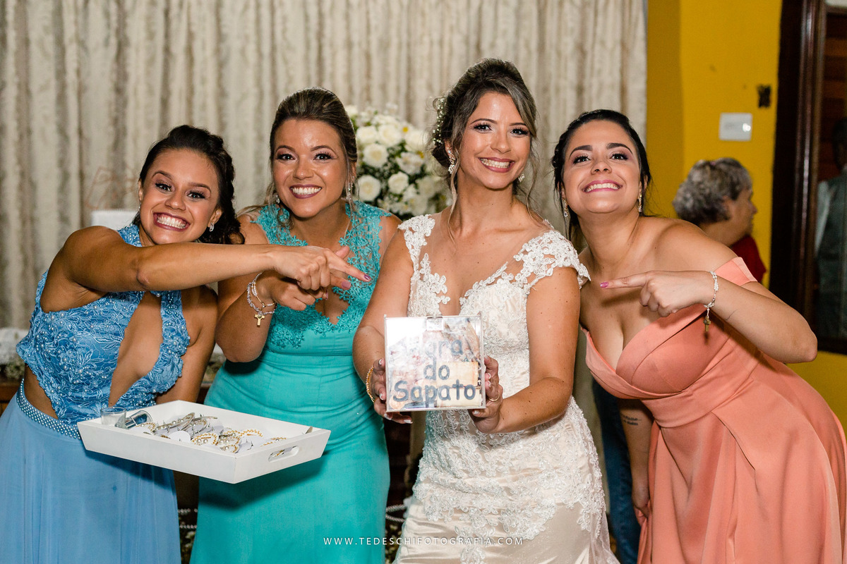 Casamento, fotografia de casamento, mogi das cruzes, sitio nha chica, maquiagem de noiva, noivas em ação, barbearia ipiranga, decoração de casamento, vestido de noiva, maquiagem de noiva, making of da noiva, making of do noivo