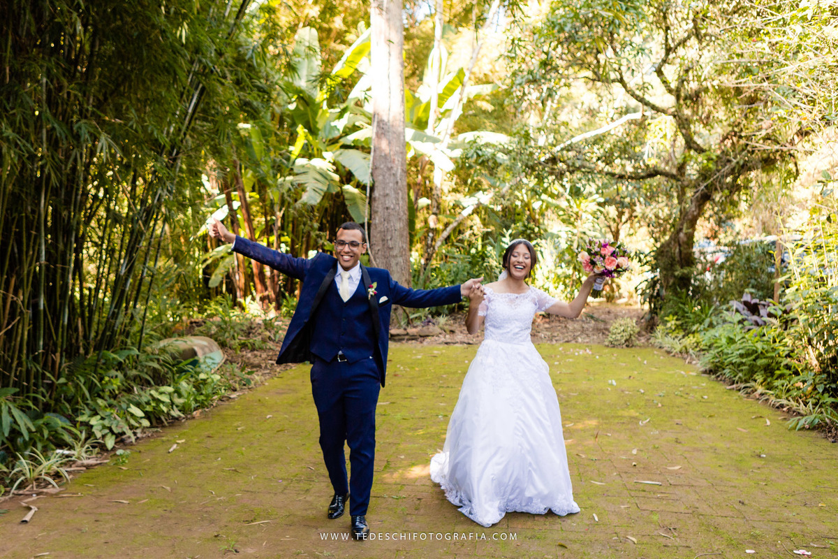 Mairiporã, São Paulo, casamento no campo, Espaço canto das águas, trinity orquestra sinfonica, vestido de noiva, casamento de noiva, buffet para casamentos, matheus maquiador, maquiagem de casamento, aliança, terno de noivo