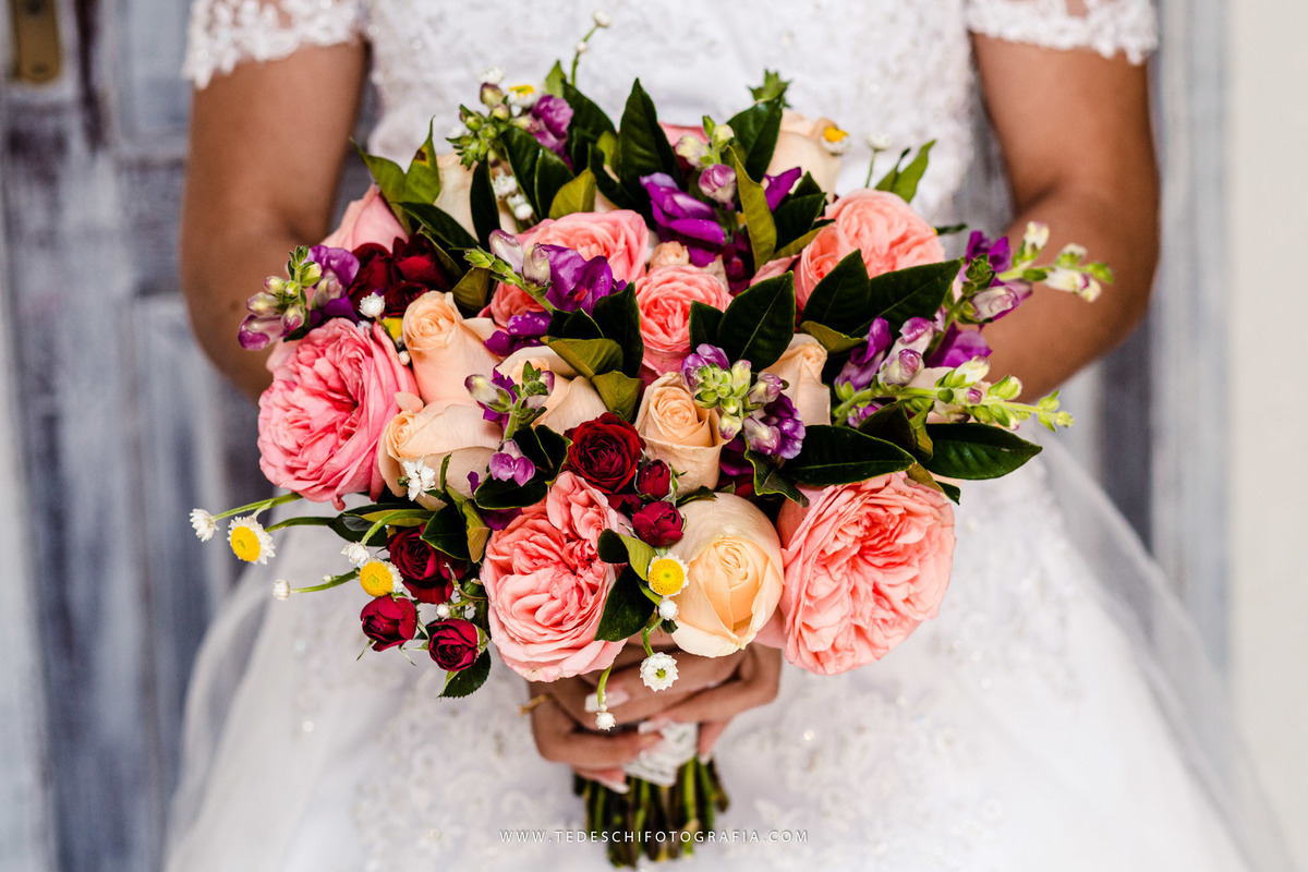 Mairiporã, São Paulo, casamento no campo, Espaço canto das águas, trinity orquestra sinfonica, vestido de noiva, casamento de noiva, buffet para casamentos, matheus maquiador, maquiagem de casamento, aliança, terno de noivo