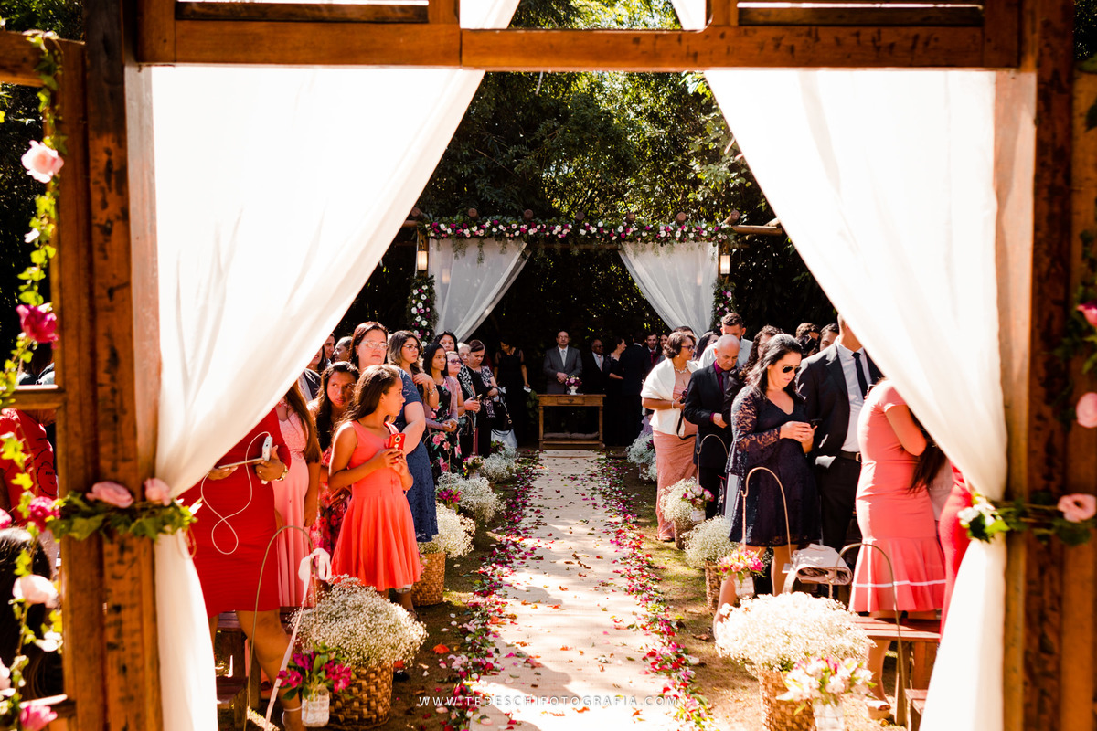 Mairiporã, São Paulo, casamento no campo, Espaço canto das águas, trinity orquestra sinfonica, vestido de noiva, casamento de noiva, buffet para casamentos, matheus maquiador, maquiagem de casamento, aliança, terno de noivo
