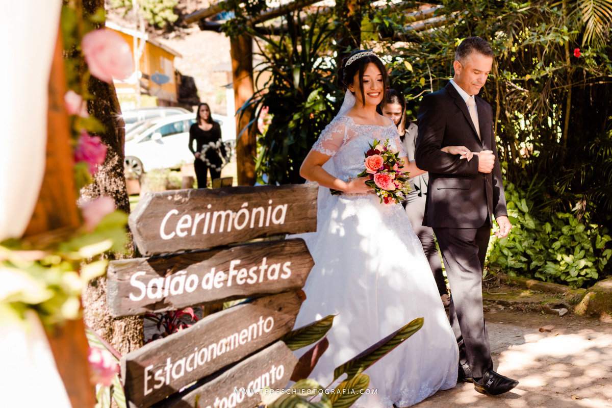 Mairiporã, São Paulo, casamento no campo, Espaço canto das águas, trinity orquestra sinfonica, vestido de noiva, casamento de noiva, buffet para casamentos, matheus maquiador, maquiagem de casamento, aliança, terno de noivo