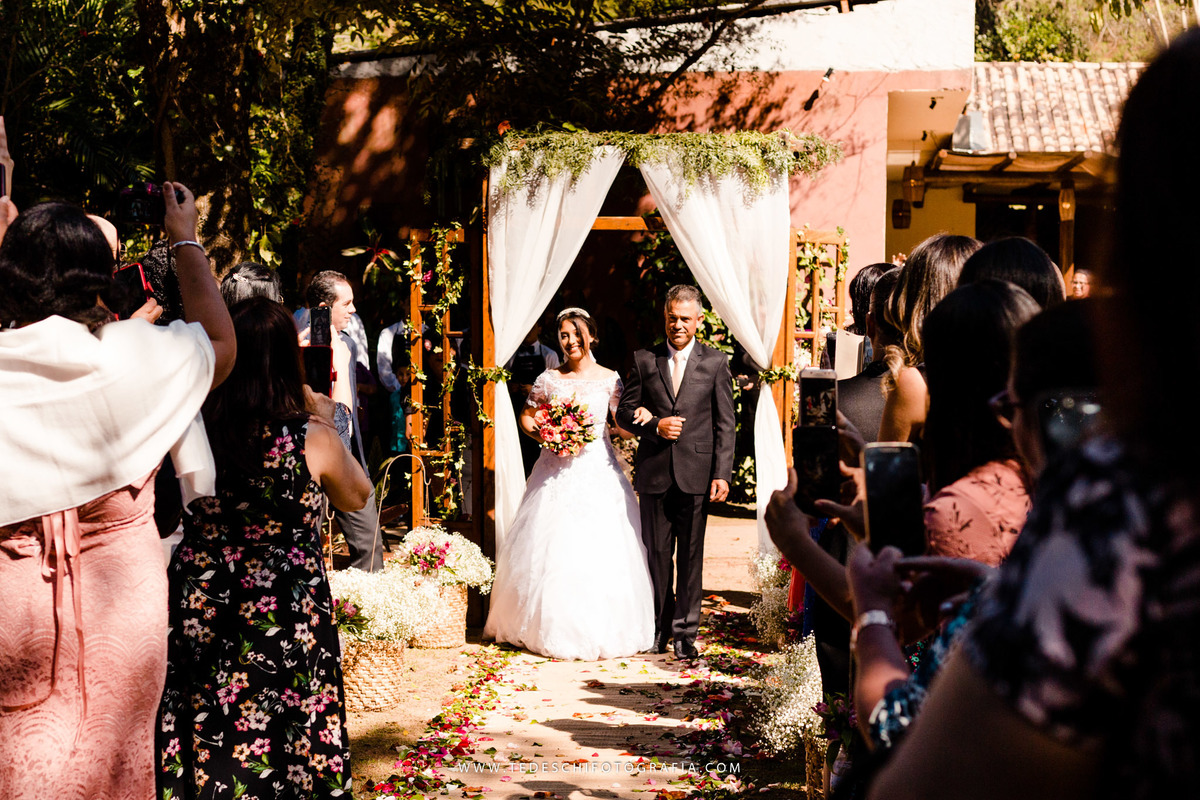 Mairiporã, São Paulo, casamento no campo, Espaço canto das águas, trinity orquestra sinfonica, vestido de noiva, casamento de noiva, buffet para casamentos, matheus maquiador, maquiagem de casamento, aliança, terno de noivo