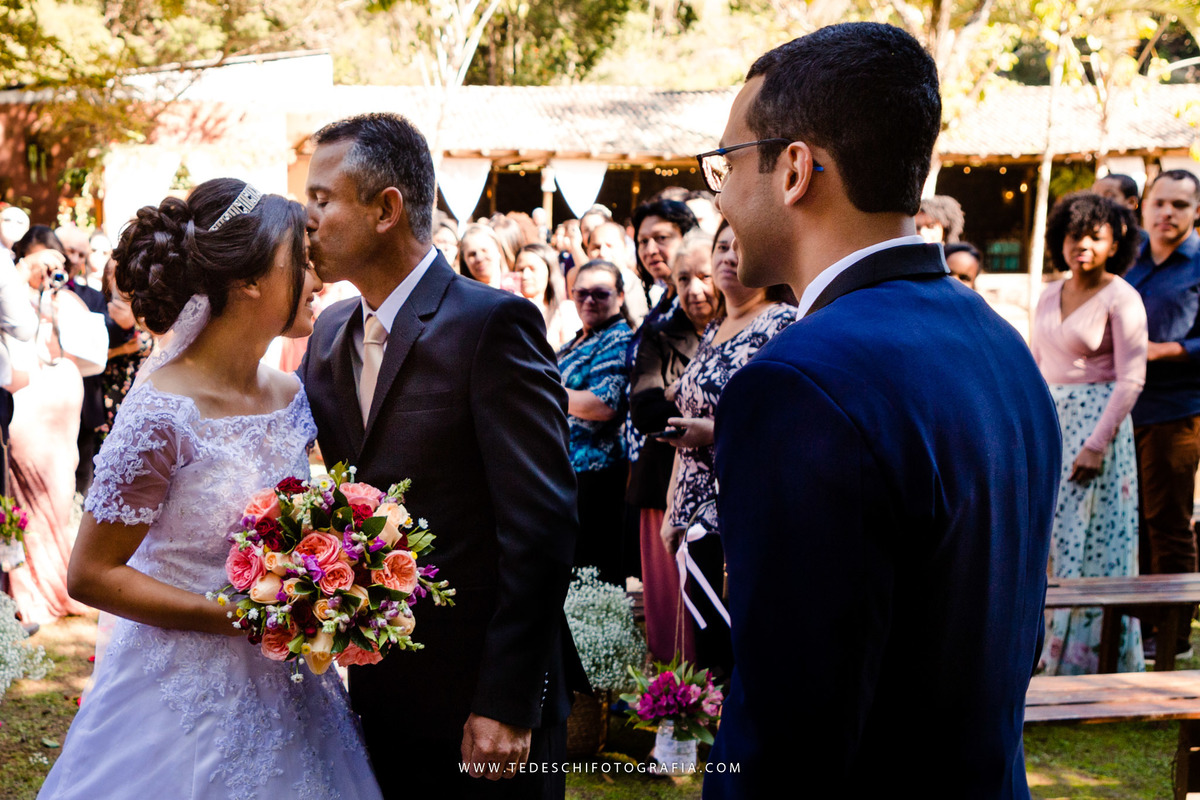 Mairiporã, São Paulo, casamento no campo, Espaço canto das águas, trinity orquestra sinfonica, vestido de noiva, casamento de noiva, buffet para casamentos, matheus maquiador, maquiagem de casamento, aliança, terno de noivo
