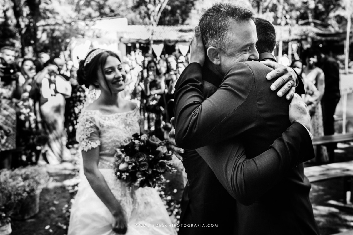 Mairiporã, São Paulo, casamento no campo, Espaço canto das águas, trinity orquestra sinfonica, vestido de noiva, casamento de noiva, buffet para casamentos, matheus maquiador, maquiagem de casamento, aliança, terno de noivo