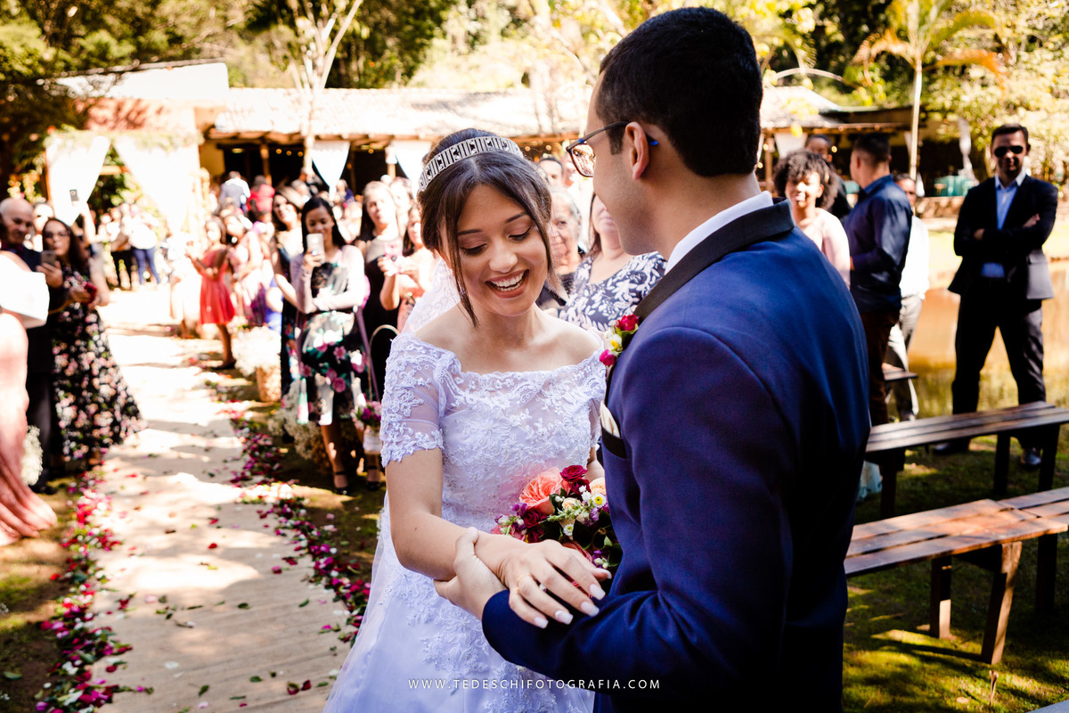 Mairiporã, São Paulo, casamento no campo, Espaço canto das águas, trinity orquestra sinfonica, vestido de noiva, casamento de noiva, buffet para casamentos, matheus maquiador, maquiagem de casamento, aliança, terno de noivo