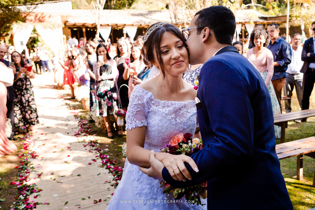 Mairiporã, São Paulo, casamento no campo, Espaço canto das águas, trinity orquestra sinfonica, vestido de noiva, casamento de noiva, buffet para casamentos, matheus maquiador, maquiagem de casamento, aliança, terno de noivo
