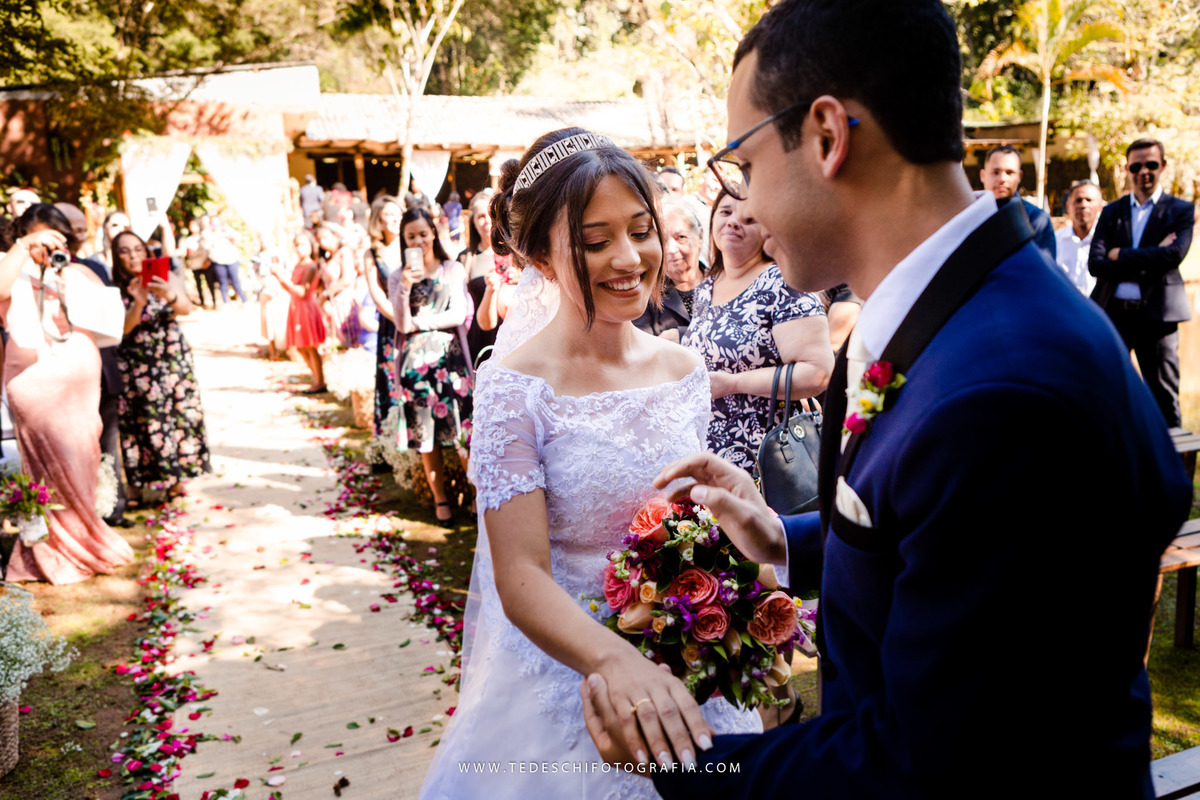 Mairiporã, São Paulo, casamento no campo, Espaço canto das águas, trinity orquestra sinfonica, vestido de noiva, casamento de noiva, buffet para casamentos, matheus maquiador, maquiagem de casamento, aliança, terno de noivo
